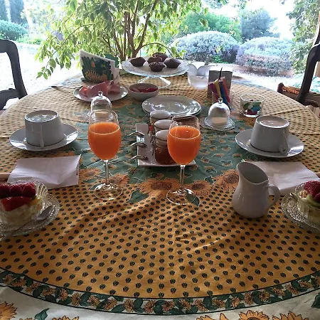 Les Bruyeres Bed & Breakfast *